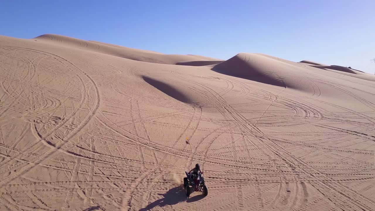 Dune buggy e ATV sfrecciano attraverso le Dune di Sabbia Imperiali in California 6
