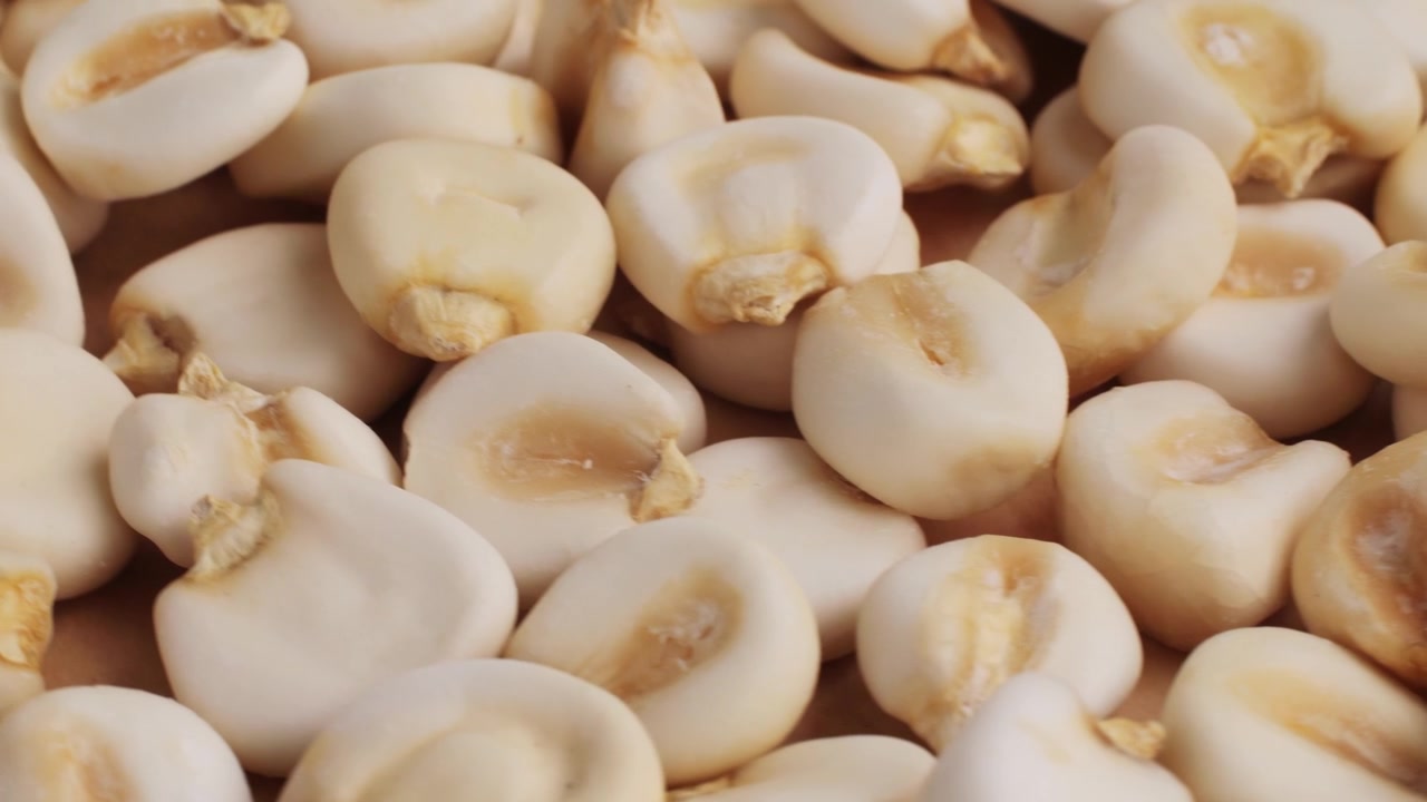 Gros plan de grains de maïs blanc séchés