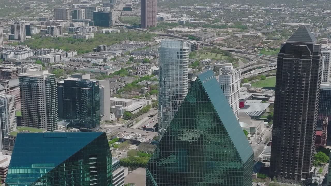 Vista do centro de Dallas, Texas, de cima, com edifícios modernos