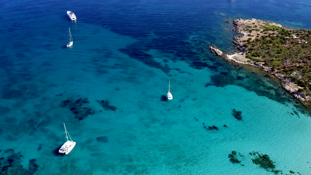 vista aérea de drones de arriba hacia abajo de cala sabina, golfo de aranci, costa esmeralda, cerdeña, italia