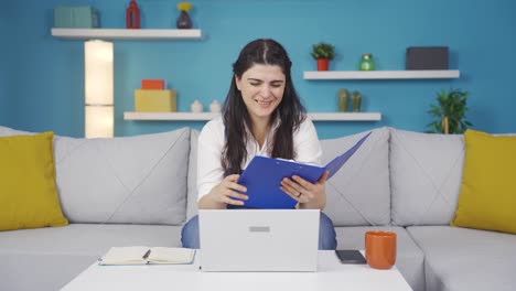 la mujer que examina los archivos aprueba los archivos con su cabeza.