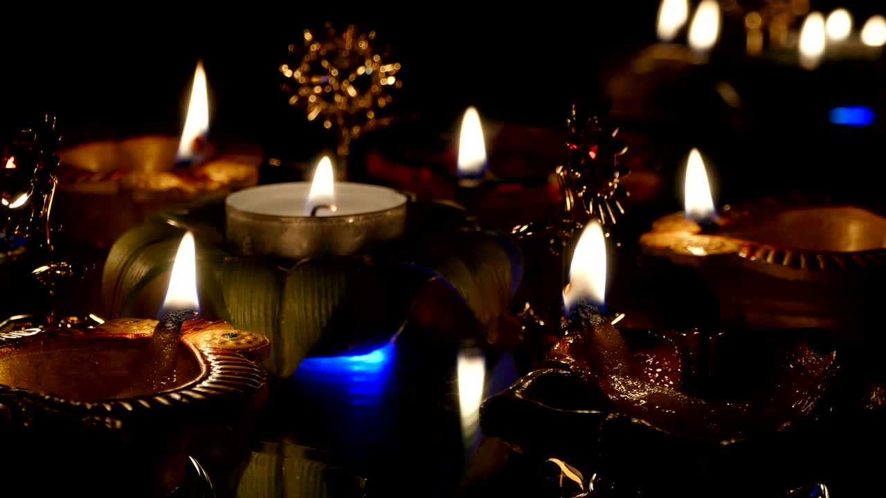 дипак горит в темноте. дипавали