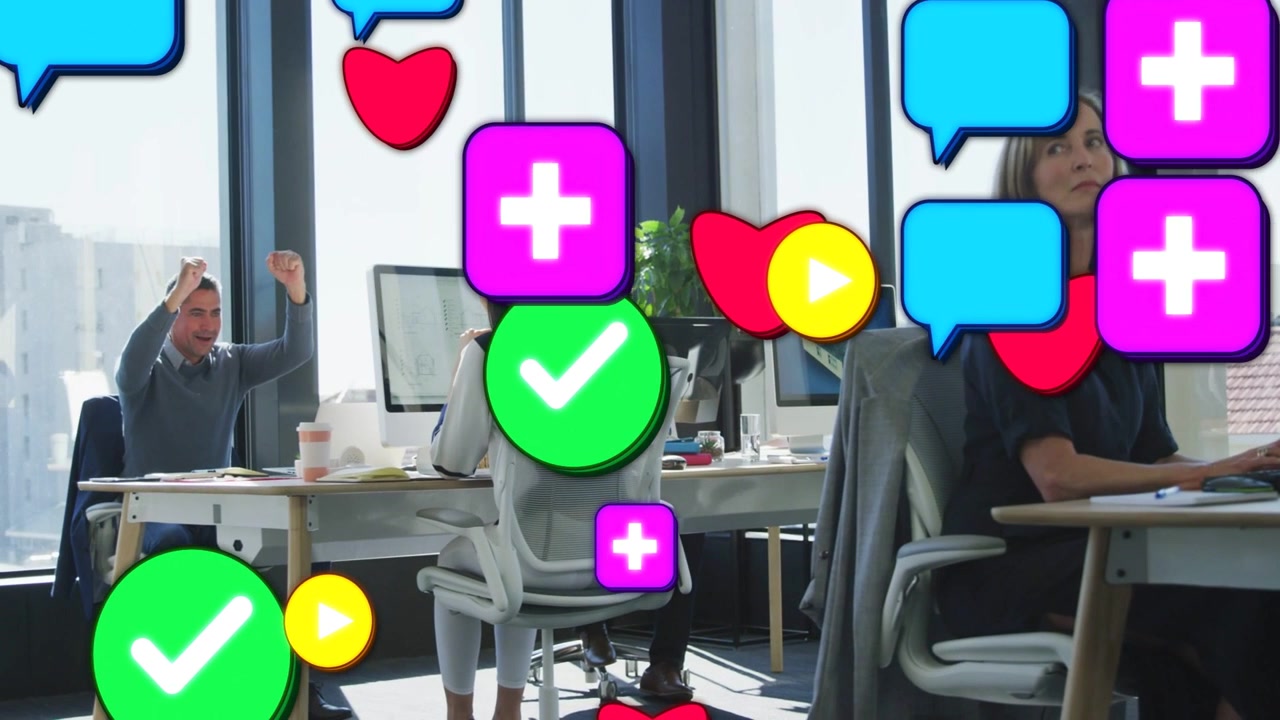 Mujer escribiendo mientras compañeros de trabajo, como iconos sociales, aparecen en la parte inferior izquierda, ocultando la oficina y mostrando la actividad empresarial
