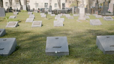 cementerio con lápidas en una zona urbana en un día soleado 4