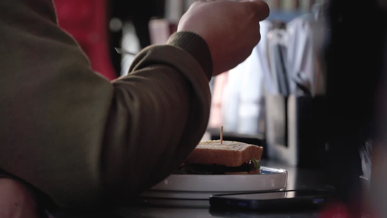 Persone che mangiano panini