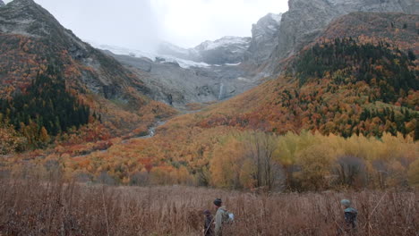 paisaje de otoño en las montañas con excursionistas