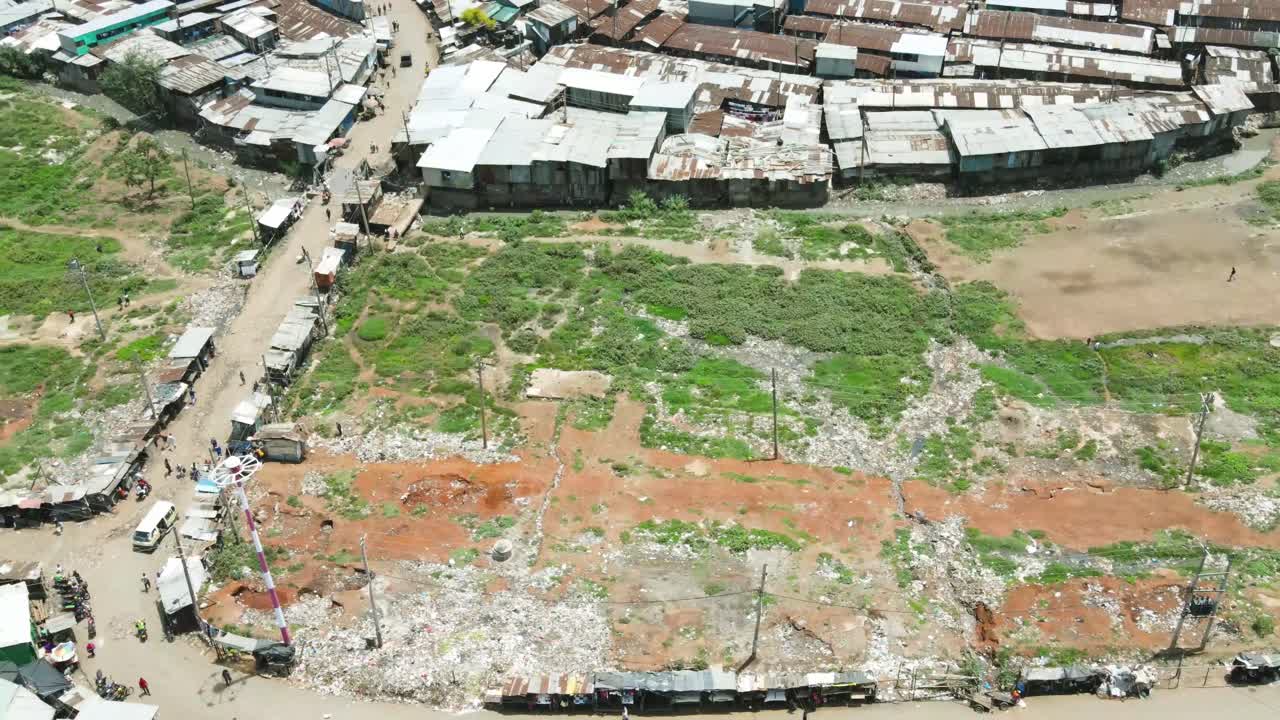 vista aérea: dron sobrevolando el vertedero de la aldea de kibera en nairobi, kenia