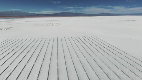 Vista-Aérea-De-Las-Pilas-De-Agua-En-El-Salar-Turístico-De-Salinas-Grandes-En-La-Provincia-De-Jujuy,-Argentina.