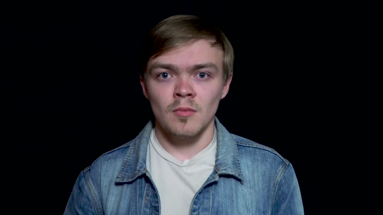 슬픈 표정을 가진 젊은이