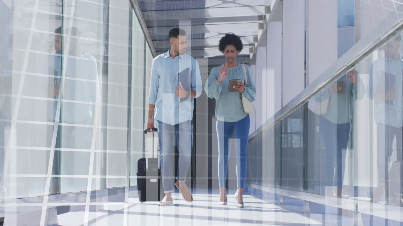 animazione dell'elaborazione dei dati finanziari su diversi uomini d'affari che discutono del lavoro in ufficio