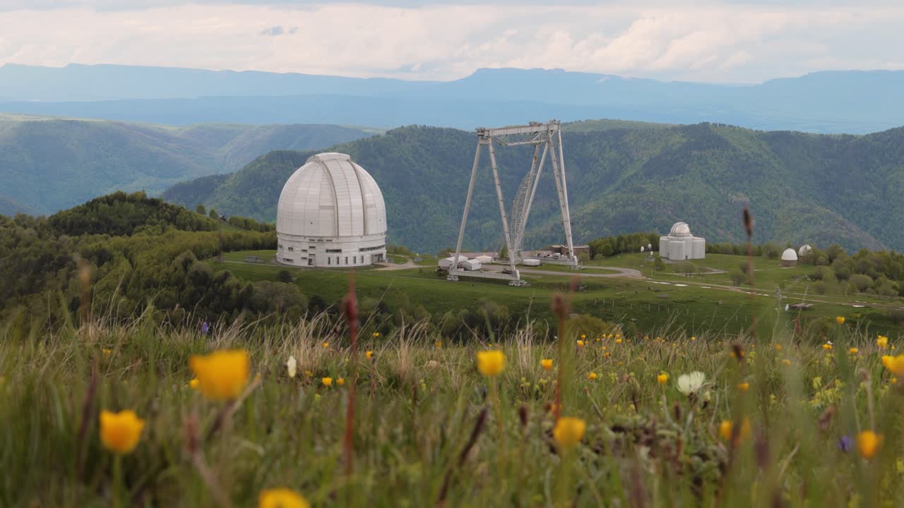 специальная научная астрофизическая обсерватория. астрономический центр для наземных наблюдений за вселенной с большим телескопом.