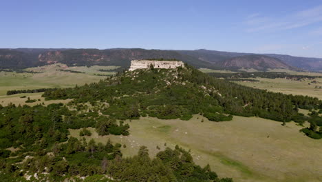 Aerial-views-of-a-grassy-plane-heading-to-a-beautiful-rock-formation-in-Palmer-Lake-Colorado