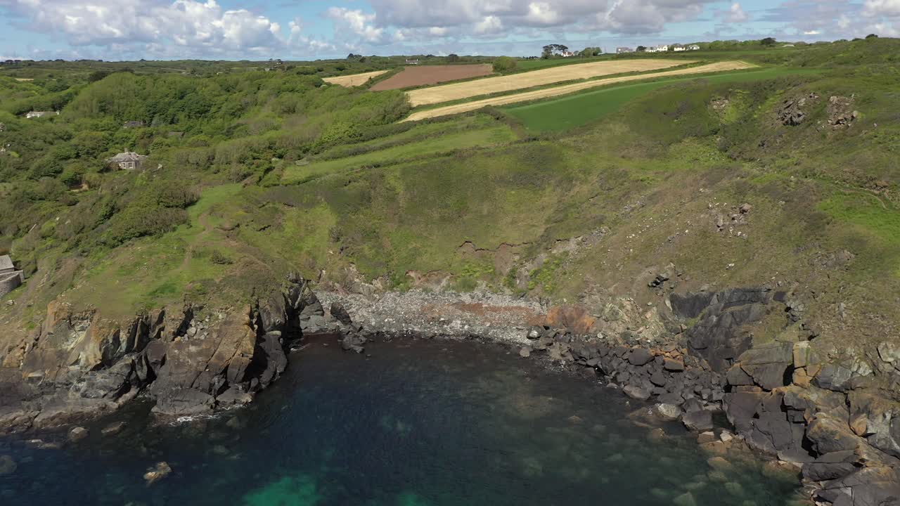el escarpado castline del sur de cornualles, inglaterra, en el área de poltesco, que muestra acantilados y tierras de cultivo.