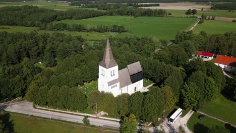 Gran-Iglesia-En-Un-Prado-Verde,-Cementerio,-Visby,-Suecia,-Zumbido