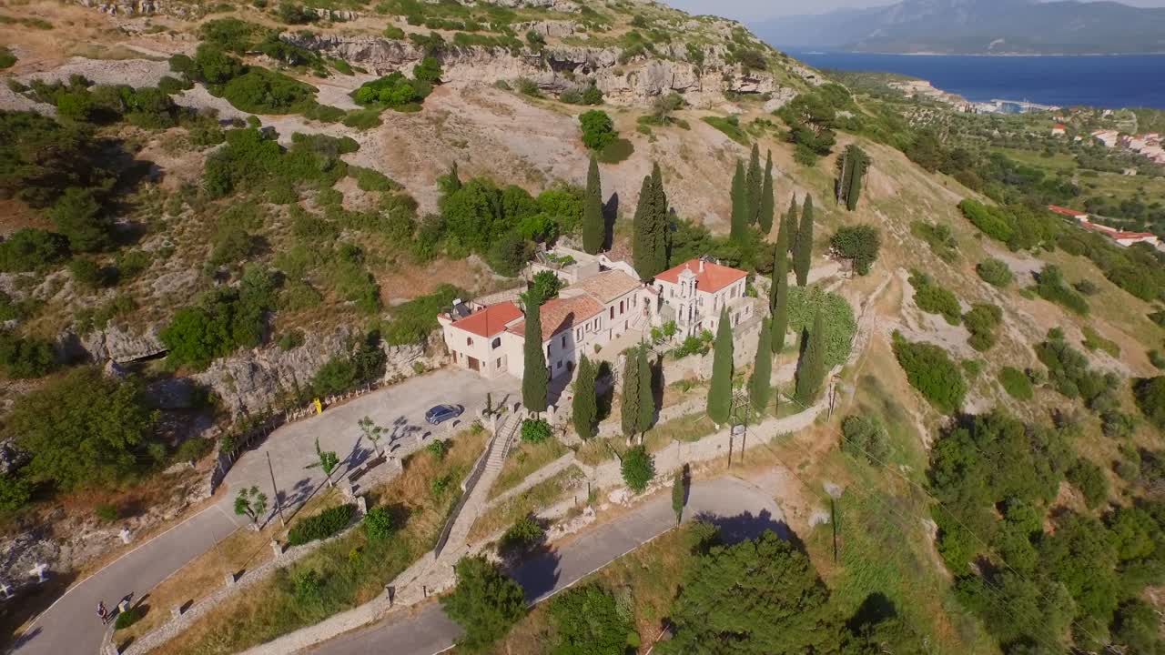 antena: un monasterio y cuevas en las montañas de samos, grecia