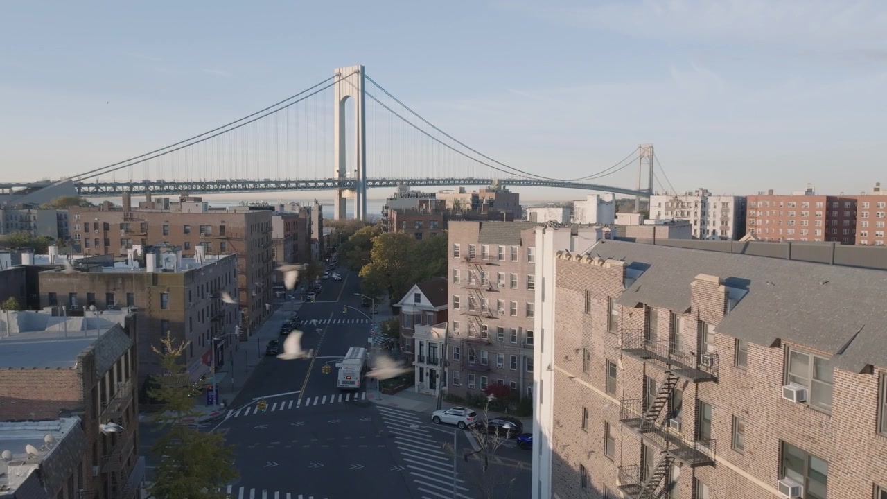 Vista aerea di Bay Ridge, Brooklyn all'alba. Ripresa a New York City con il Ponte di Verrazzano-Narrows sullo sfondo.