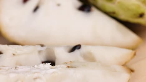 vista detallada de la fruta de la manzana de crema cortada en rodajas