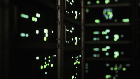 Moderner-Serverraum-Mit-Supercomputer-Licht