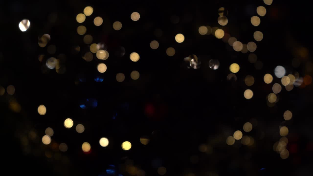 bokeh de luces de guirlandas. foco suave borroso. la guirlanda está parpadeando. luces de la ciudad por la noche. estado de ánimo navideño