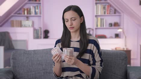 una chica india seria contando dinero