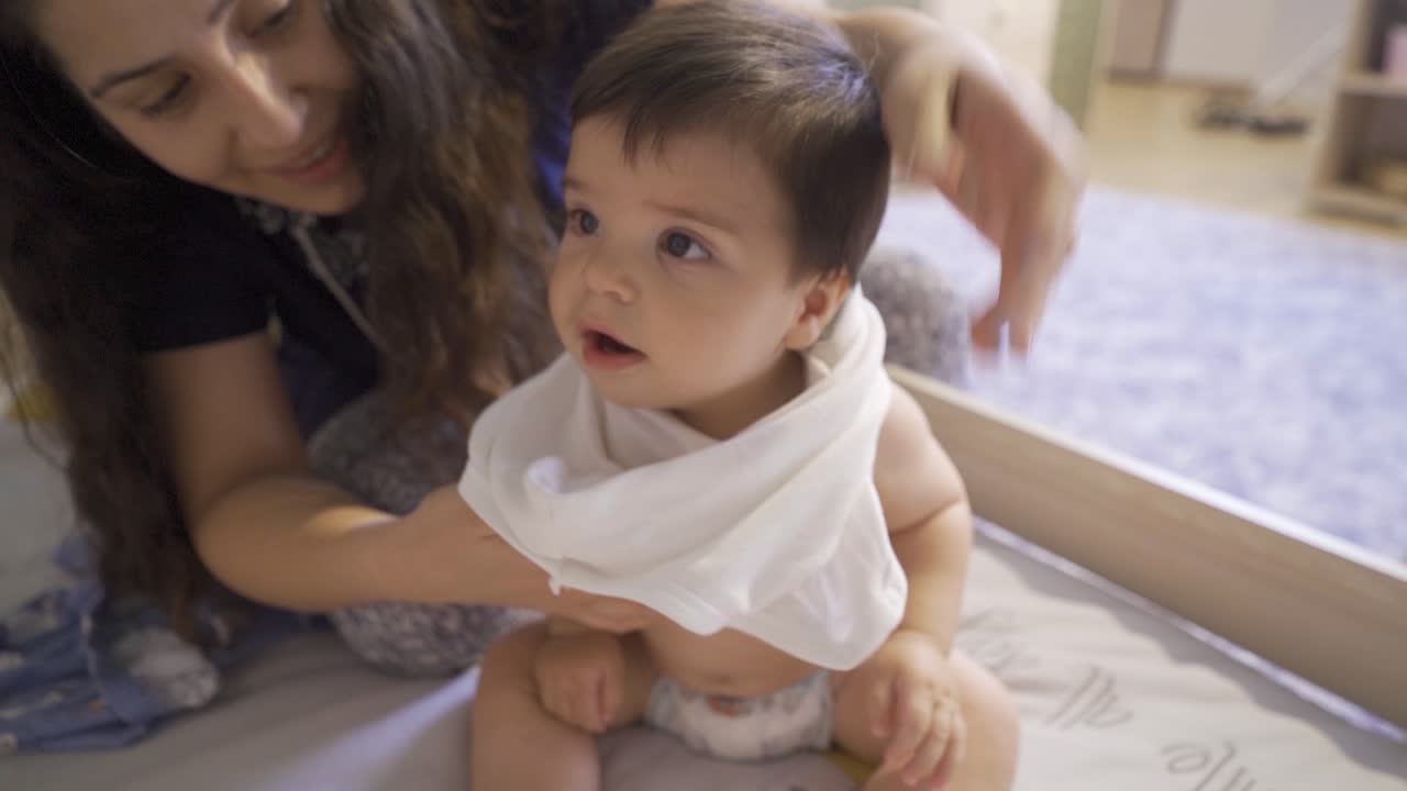 카메라를 쳐다보는 웃는 아기