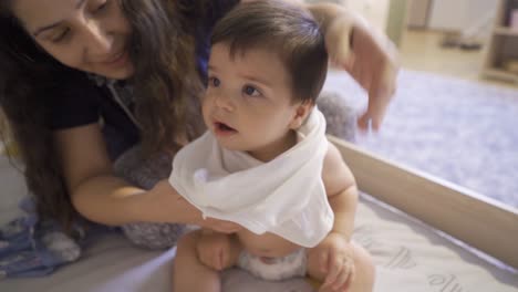 el bebé se ríe mirando a la cámara.