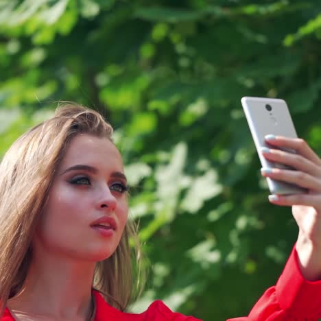 mujer sonriente usando teléfono móvil