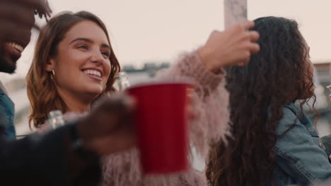 Felices-Amigos-Multiétnicos-Disfrutando-De-Una-Fiesta-En-La-Azotea-El-Fin-De-Semana-Tomando-Fotos-Selfie-Usando-Teléfonos-Inteligentes-Compartidos-En-Las-Redes-Sociales