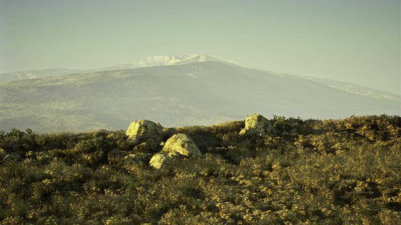 Crinale pittoresco sotto un cielo azzurro-verde chiaro con un'atmosfera scenica calma.