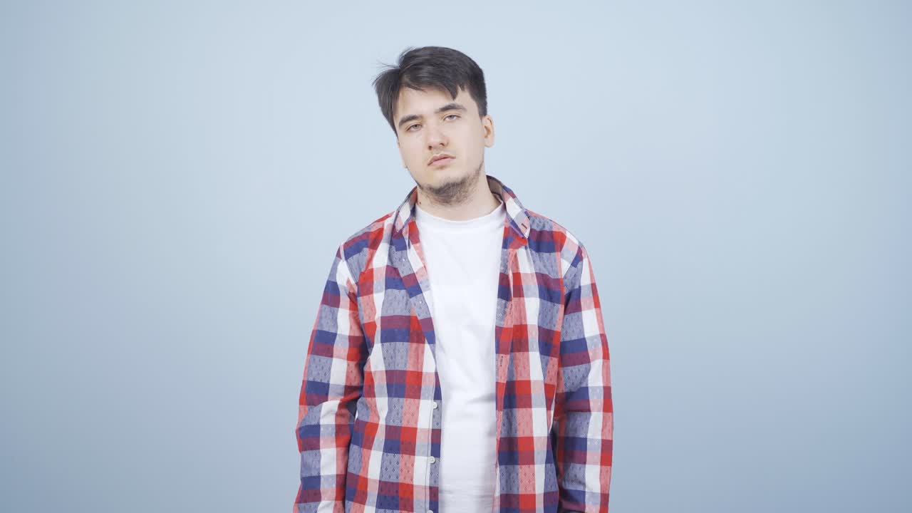 카메라를 향해 우울해 보이는 남자.