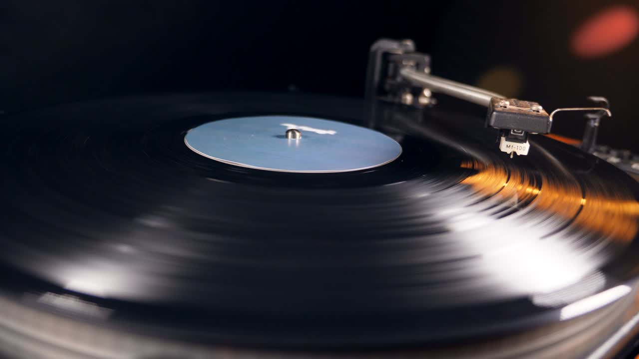 비닐 디스크와 함께 회전 테이블의 출시