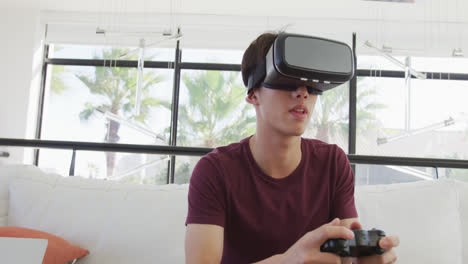 Asiatischer-Junge-Trägt-VR-Headset-Und-Spielt-Zu-Hause-Videospiele