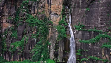 vista aérea de la cascada jogini en manali, himachal pradesh - cascada jogini zumbante