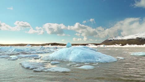 アイスランドの湖の氷山