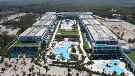 lujoso hotel serenade resort con piscinas y palm beach