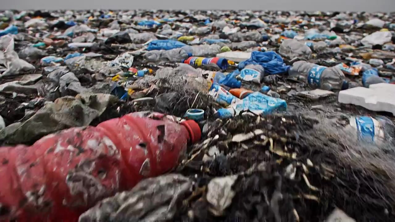 Inquinamento da rifiuti di plastica e spazzatura in un ambiente buio