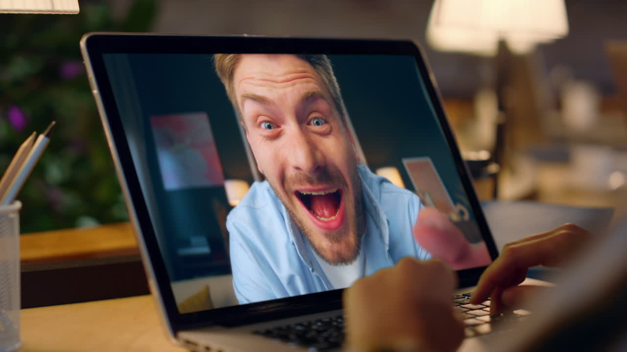 Uomo sorpreso durante una videochiamata con un laptop