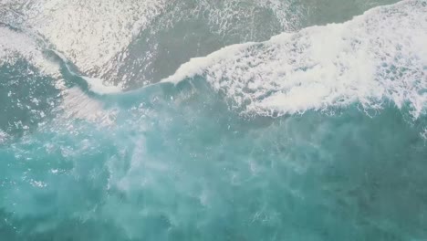 impresionante video aéreo de un país de las maravillas cinematográfico de la formación rocosa alapad en basco batanes en filipinas