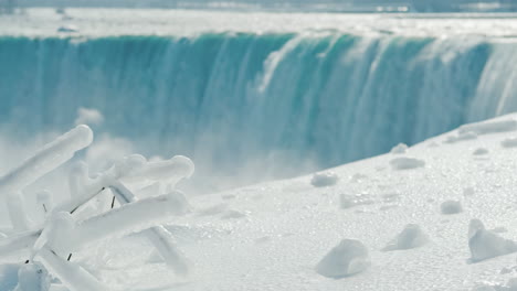 Winter-At-Niagara-Falls-Frozen-With-Ice-And-Snow-07