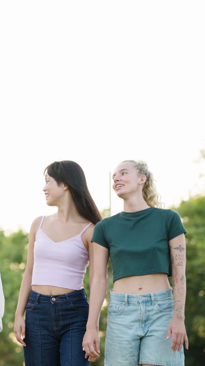 Duas jovens com roupas casuais de verão ao ar livre