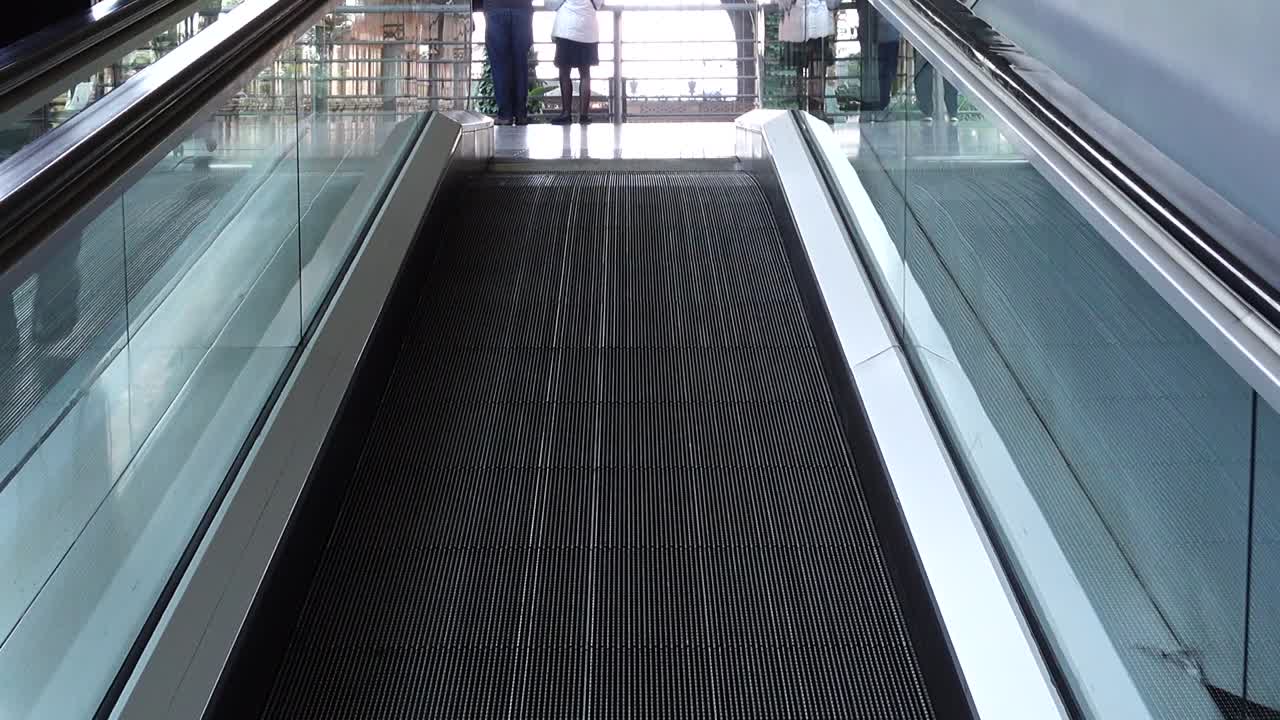 Eskalator. Stasiun kereta api Atocha. Atocha adalah stasiun kereta api terbesar di Madrid.