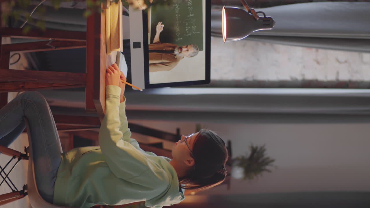 집에서 온라인으로 공부하는 십대 소녀