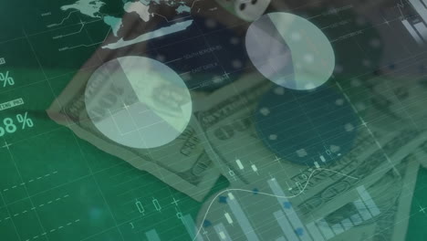 animación del procesamiento de datos financieros sobre dos dados y billetes de dólares estadounidenses en fondo verde