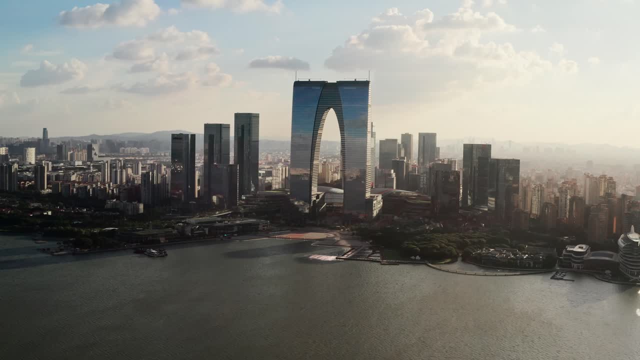 Edifícios do CBD perto do Lago Jinji em Suzhou, China