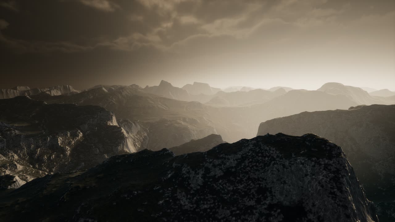 산의 계단 위의 극적인 하늘.