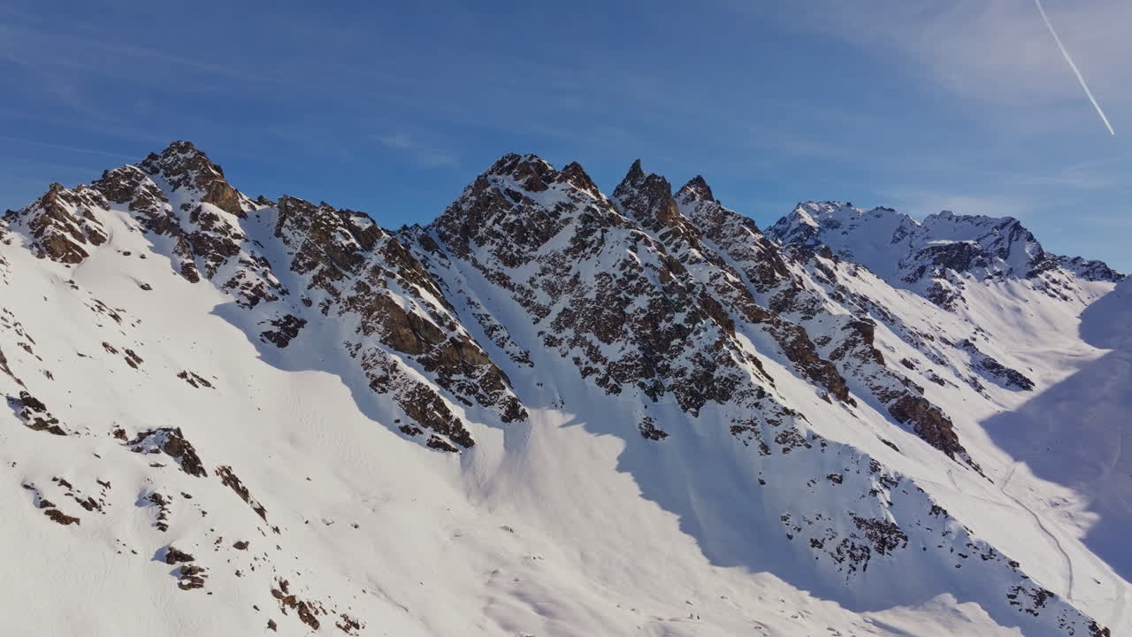 Paradiso del freeride di Verbier: sciatori e snowboarder sul Bec des Rosses, Mont Fort e Cabane Mont Fort, che si godono neve fresca epica e splendide viste alpine