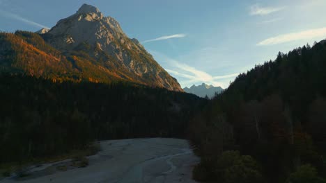 Pintoresco-E-Idílico-Cañón-Del-Río-En-La-Cima-De-La-Montaña-Con-Agua-Azul-Fresca-En-Los-Alpes-De-Baviera-Austria,-Fluyendo-Por-Un-Hermoso-Bosque-A-Lo-Largo-De-Los-árboles-Cerca-De-Sylvenstein-Speicher-Y-Walchensee