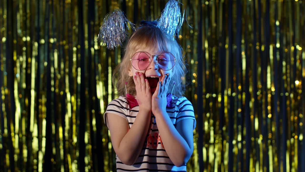 chica de moda levantando las manos con sorpresa mirando a la cámara con ojos grandes, conmocionada por la victoria, decir wow