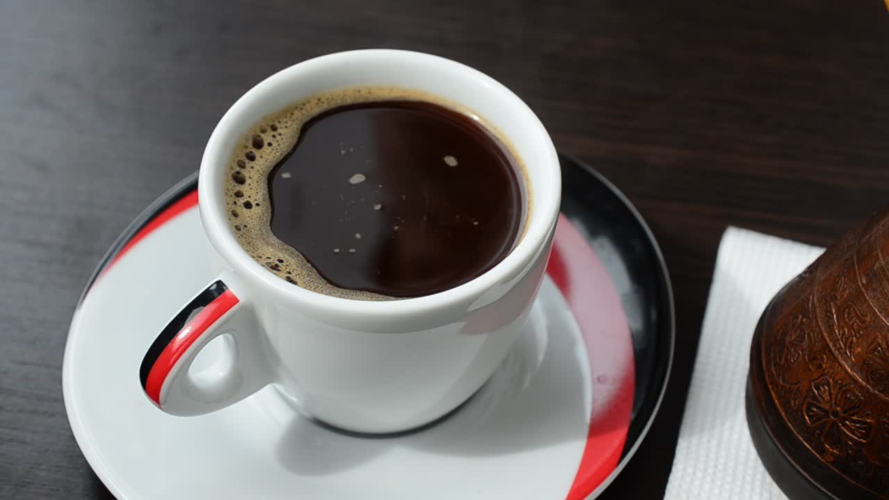 Tazza e caffè. Caffè fragrante