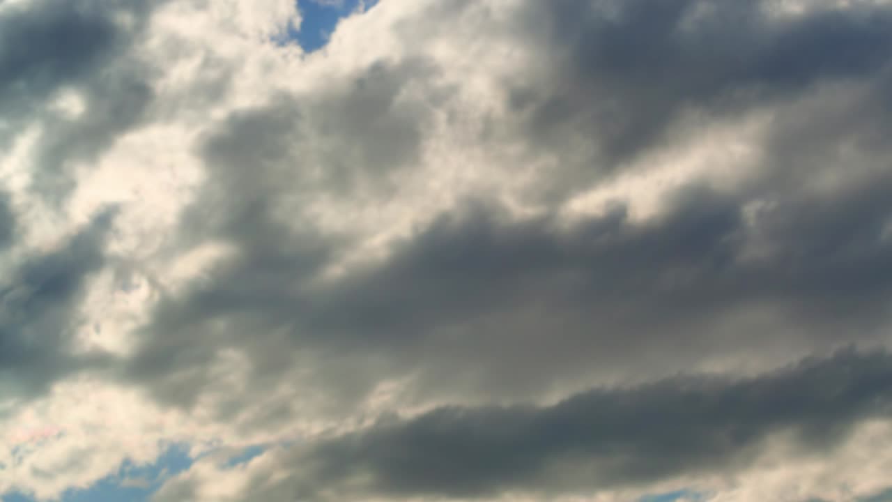 el tiempo pasa, el verano, las nubes dramáticas vuelan a través de un cielo azul brillante.